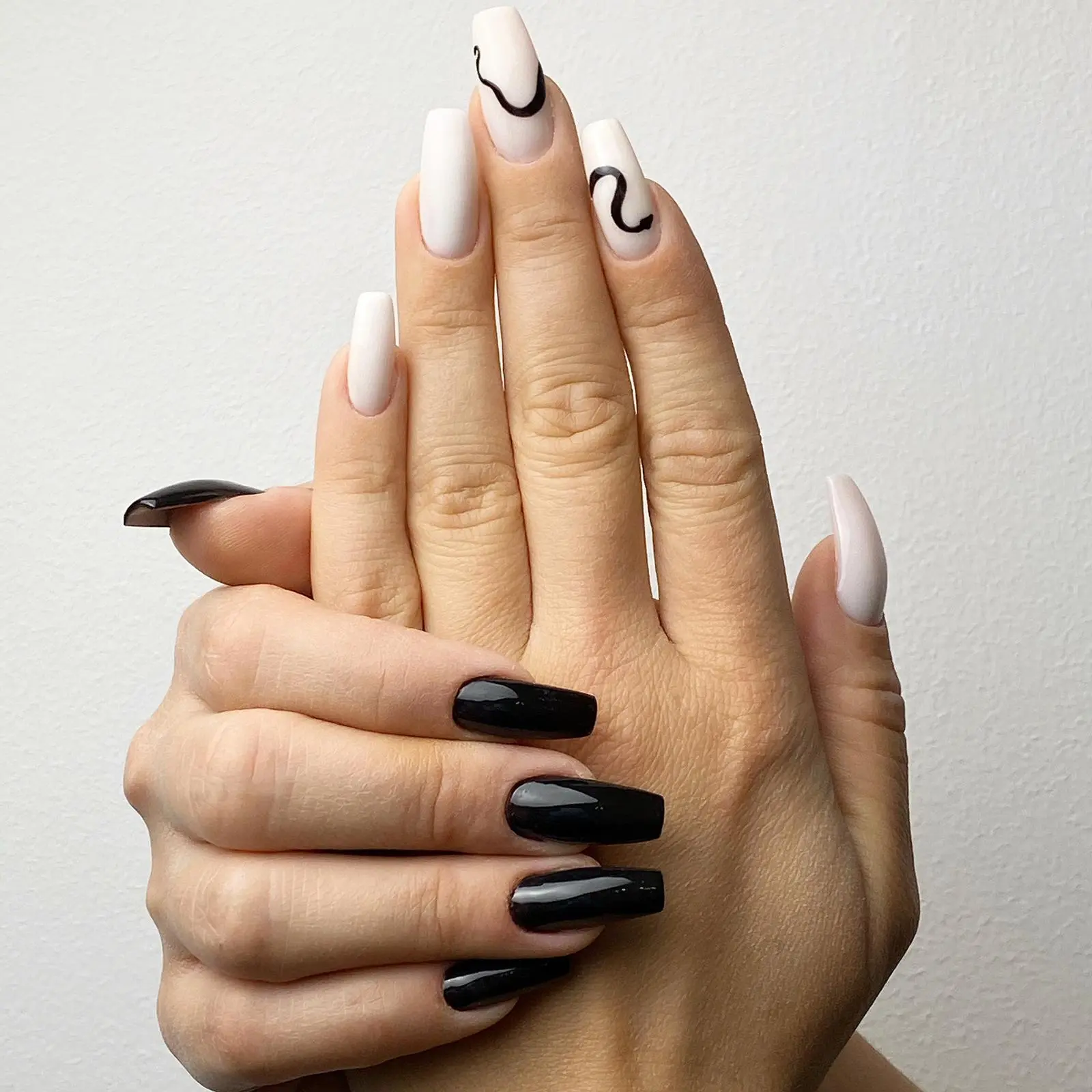 Artystyczny manicure z mlecznobiałymi paznokciami ze wzorem czarnego węża – Nails by Korzeniowska, Ursynów, Warszawa