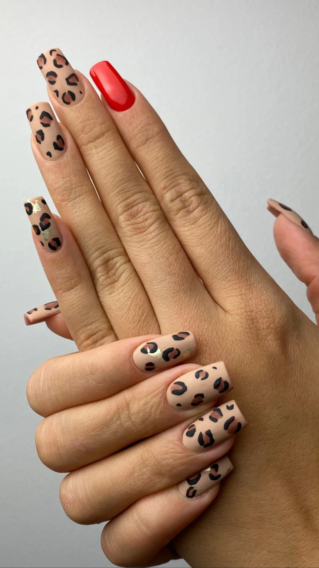 Hybrid leopard-print manicure with a red accent on long square nails – Nails by Korzeniowska, Ursynów, Warszawa