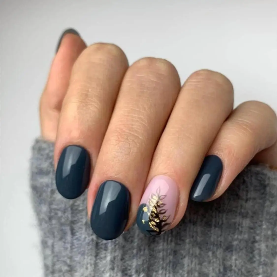 Manicure hybrydowy w kolorze petrol z różowym paznokciem akcentowym i złotą gałązką – Nails by Korzeniowska, Ursynów, Warszawa