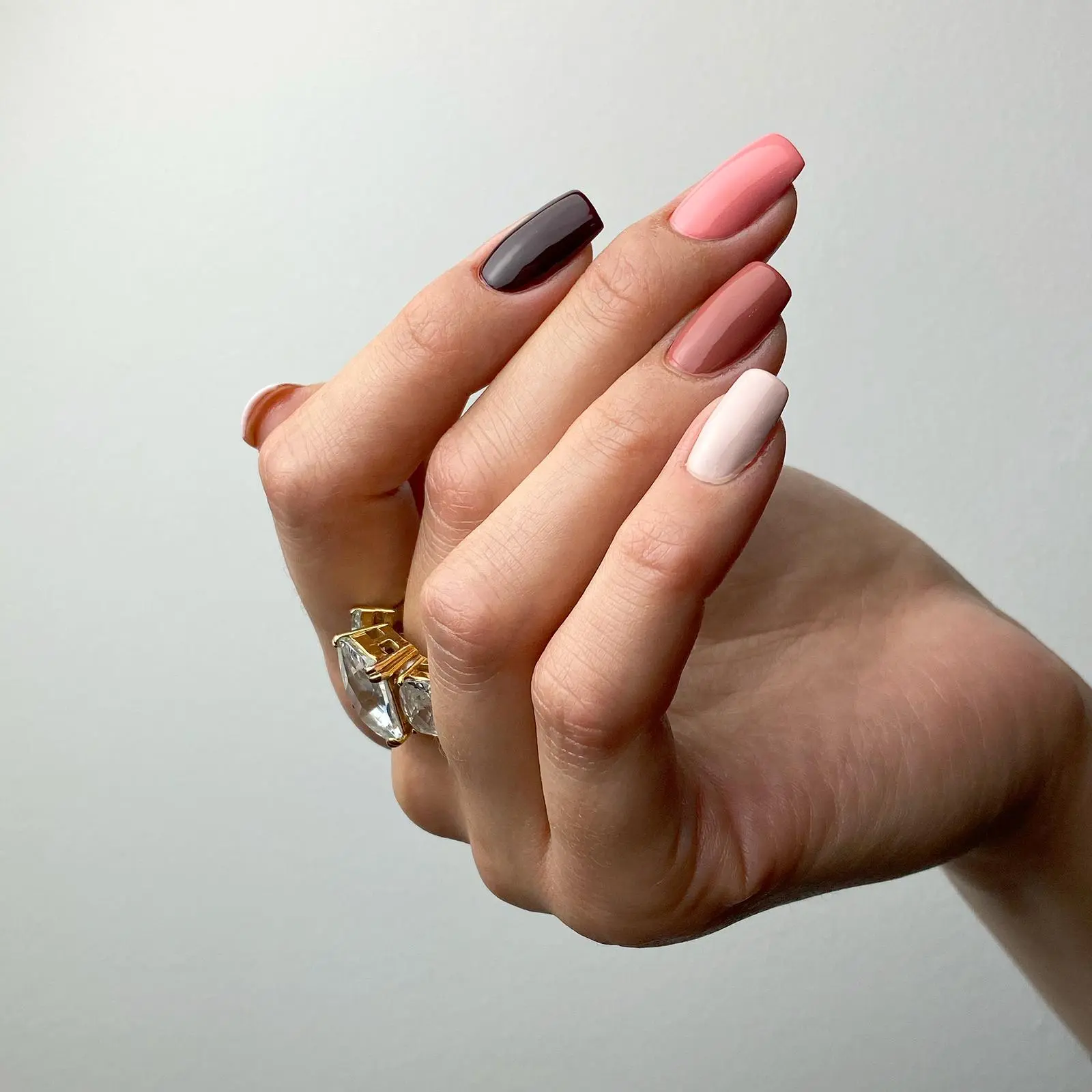 Manicure hybrydowy w odcieniach różu i brązu wykonany w gabinecie Nails by Korzeniowska na Ursynowie