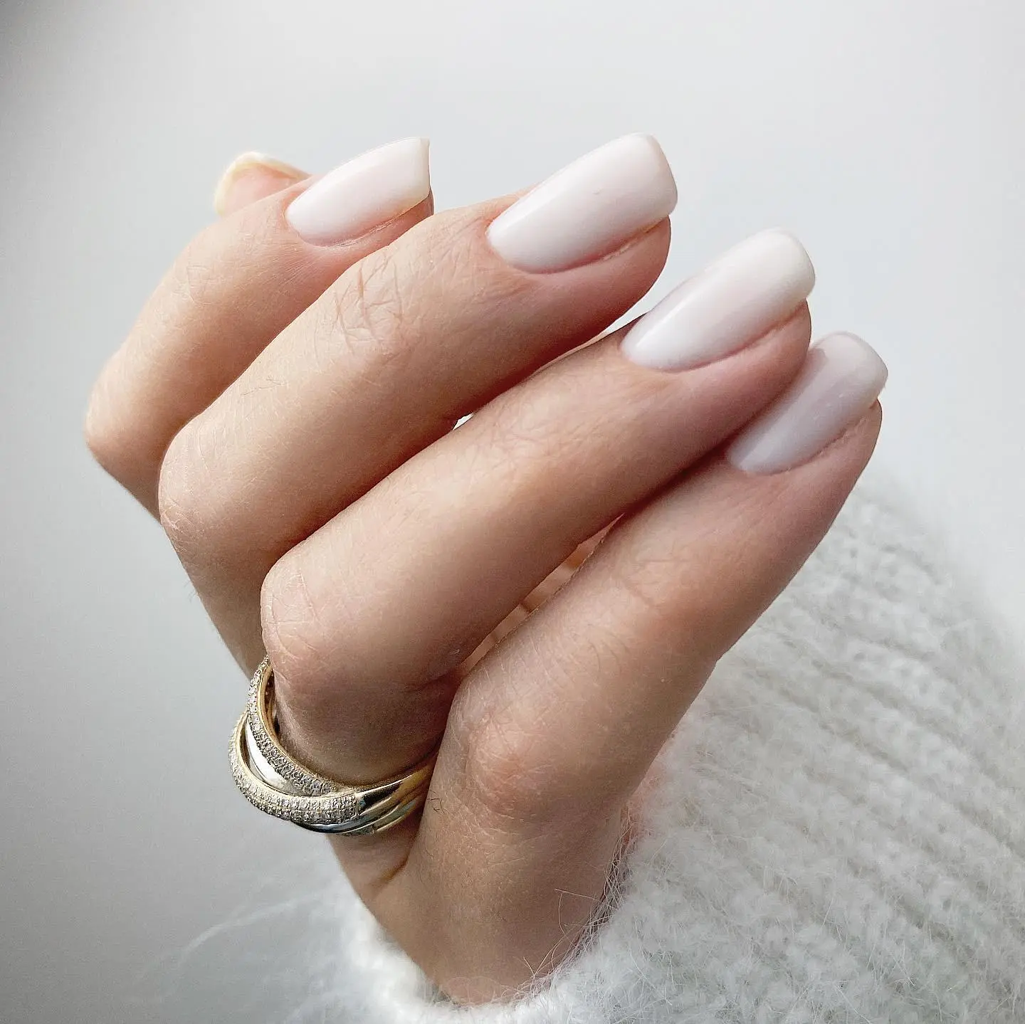 Klasyczny biały manicure w kształcie migdałków ze złotym pierścionkiem – Nails by Korzeniowska, Ursynów, Warszawa