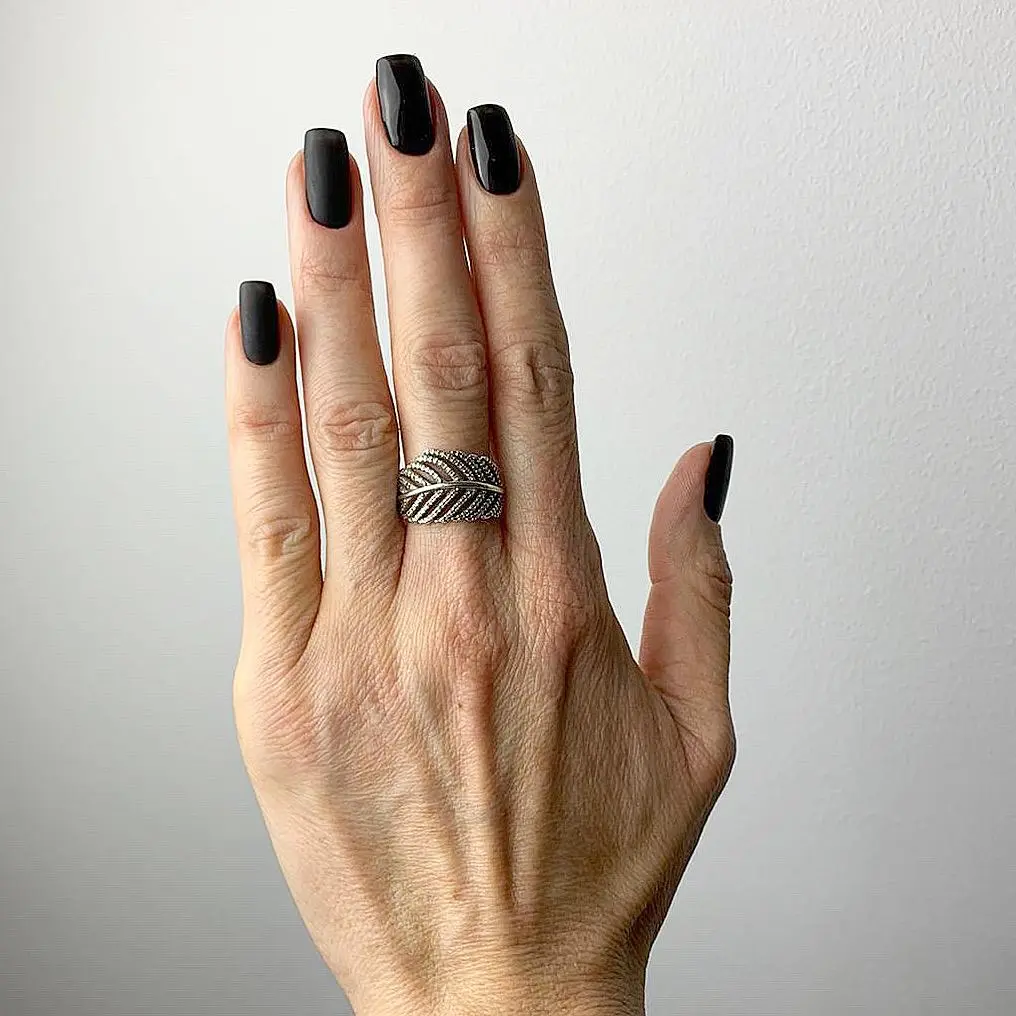 Matowy czarny manicure klasyczny na paznokciach średniej długości – Nails by Korzeniowska, Ursynów, Warszawa